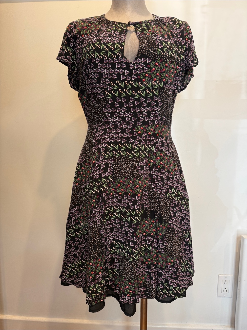 Onze Montréal Floral Short Sleeve lined Dress Size Medium